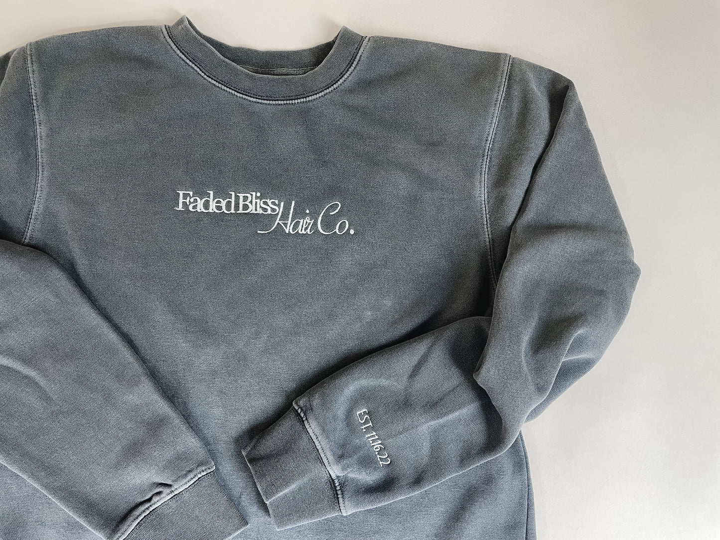 Single embroidered sweatshirt with custom logo and wrist detail