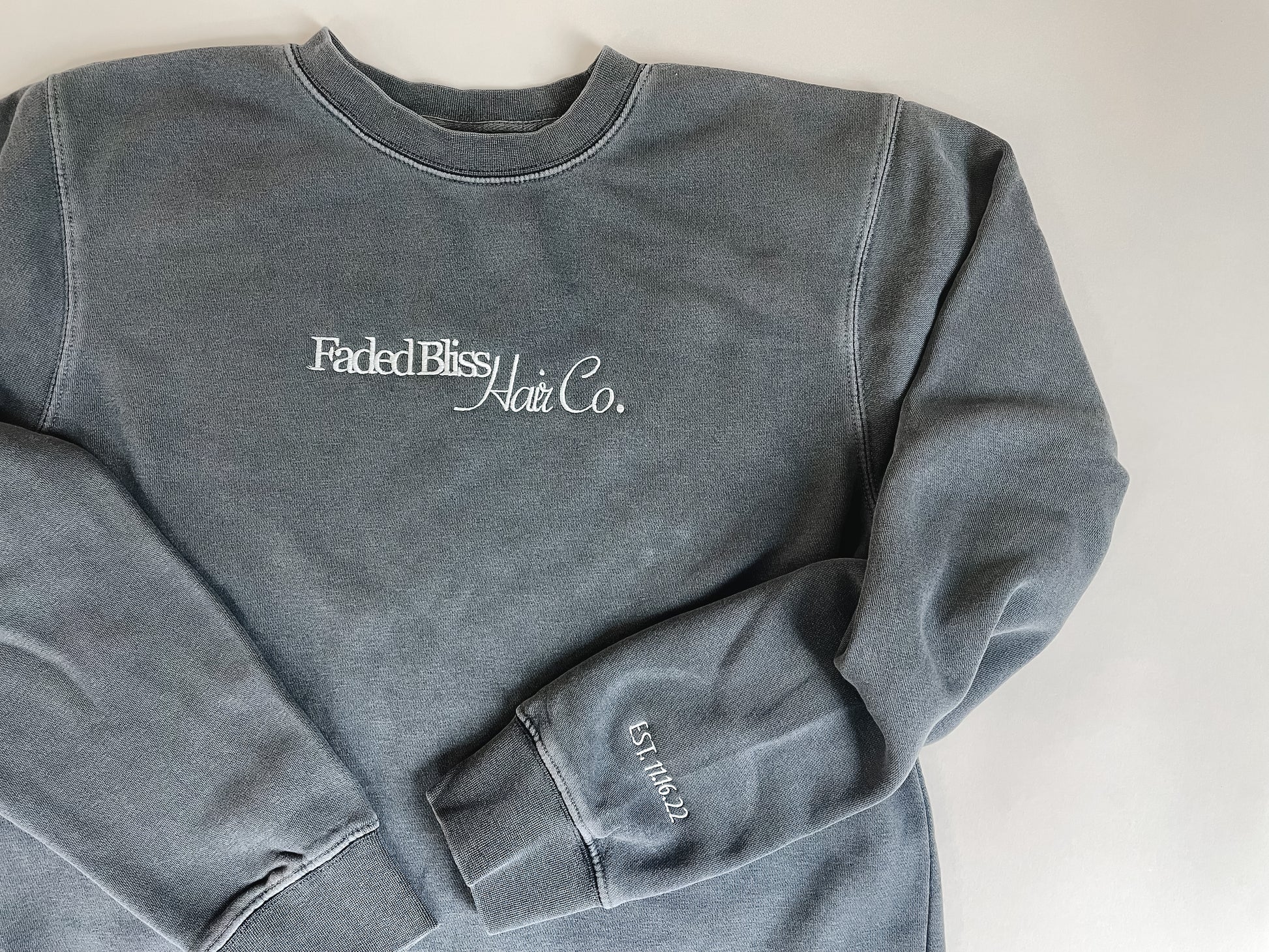 Single embroidered sweatshirt with custom logo and wrist detail